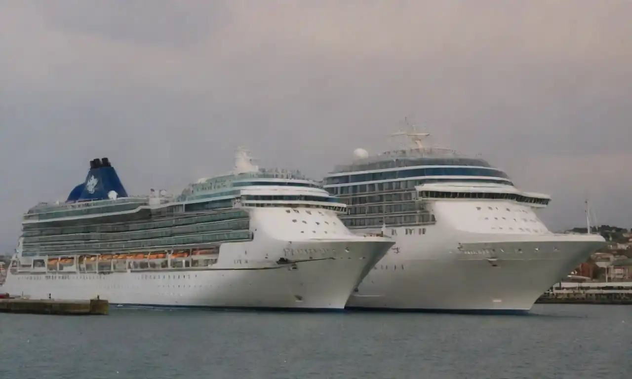 Varios cruceros atracados en un puerto vibrante