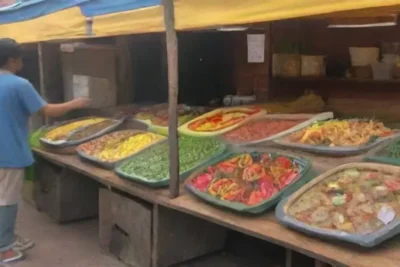 Un mercado vibrante lleno de colores