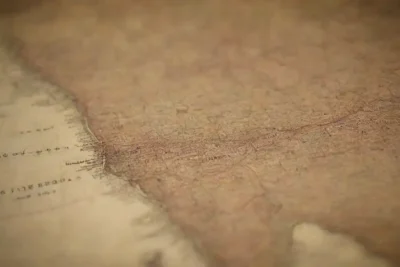 Mapa antiguo con imágenes de sitios históricos y edificios emblemáticos.