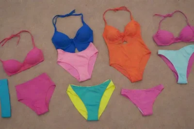Una selección de trajes de baño vibrantes mostrados en un entorno de playa con consejos útiles cerca.