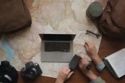 Un viajero planeando un presupuesto en un mapa