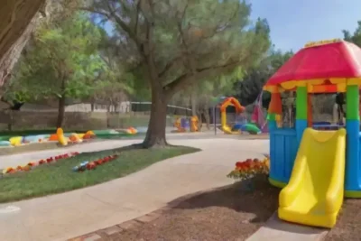 Un parque infantil lleno de color